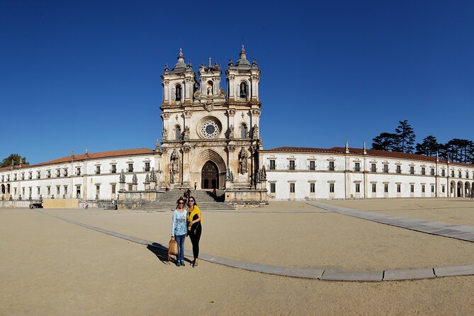 10h guided tour of Fátima Óbidos Nazaré Batalha and Alcobaça - Nazaré: cliffs, surf, and São Miguel Fort