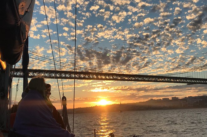 2 Hour Lisbon Sunset and Wine Sailing Tour - Setting out from Alcântara
