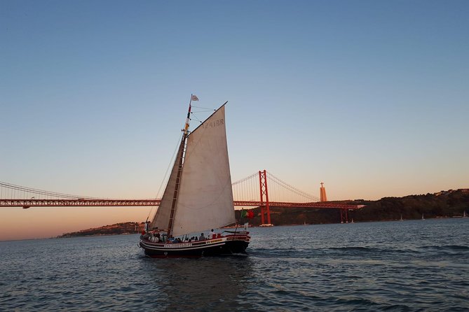 2-Hour Lisbon Traditional Boats Sunset Cruise with White Wine - Why a river cruise works so well in Lisbon
