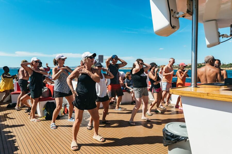 Albufeira: Sightseeing Cruise with Beach BBQ and Open Bar - Transferring by dinghy to a secluded beach