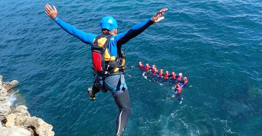 Arrábida: Setubal, Sesimbra Coasteering & Speedboat Tour - Meeting at Creiro Beach and getting ready
