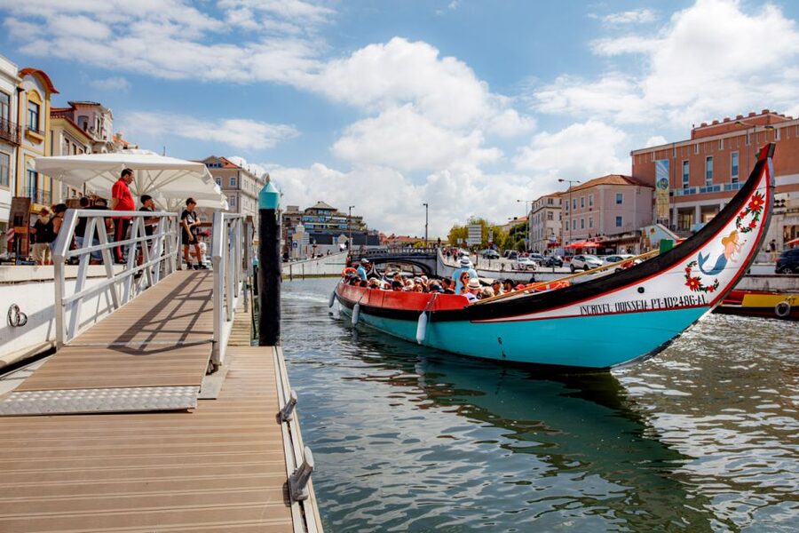 Aveiro: Scenic Guided Boat Tour - What the guide adds to the ride