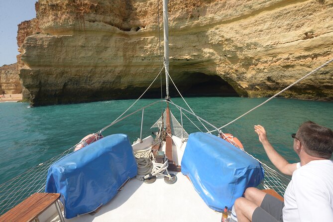 Benagil Coastline Tour - Allboat - A crew that keeps the trip welcoming