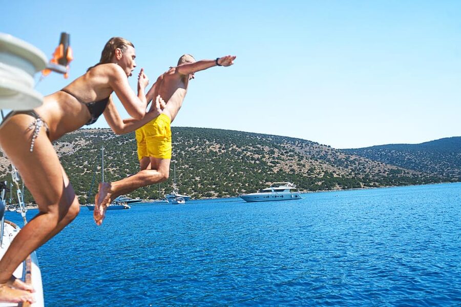Boat Party to the Beach with Swimming Stops, DJ and Open Bar - The open bar: good value with sensible limits