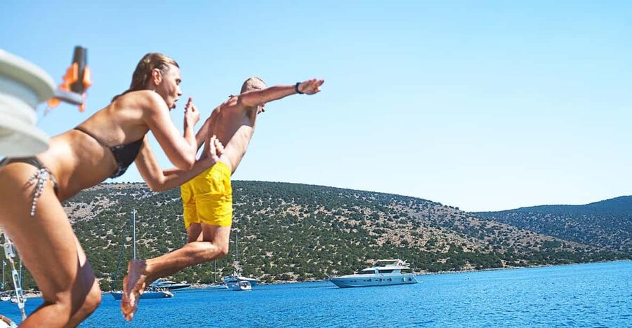 Boat Party to the Beach with Swimming Stops, DJ and Open Bar - The return ride and the changing atmosphere