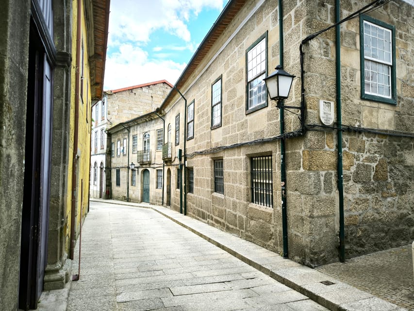 Braga & Guimarães Tour: Small Historical Group Tour - Lunch in Braga with Vinho Verde