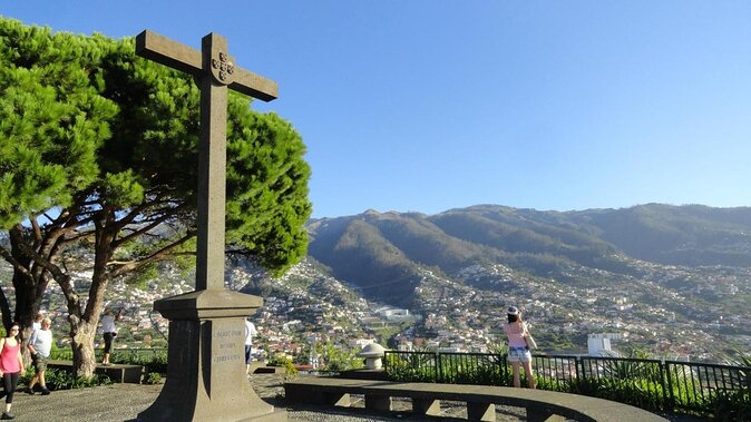 CABO GIRÃO (Half Day tour/3h) / Private Classic Car (4L). - Starting in Câmara de Lobos, Madeira’s fishing village