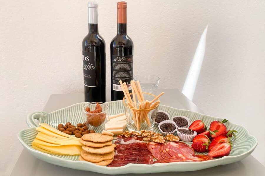 Carvoeiro/Portimão/Alvor: Wine Tour w/ Tasting, Tapas, Music - Paulo and Gorete give the tour its personal touch