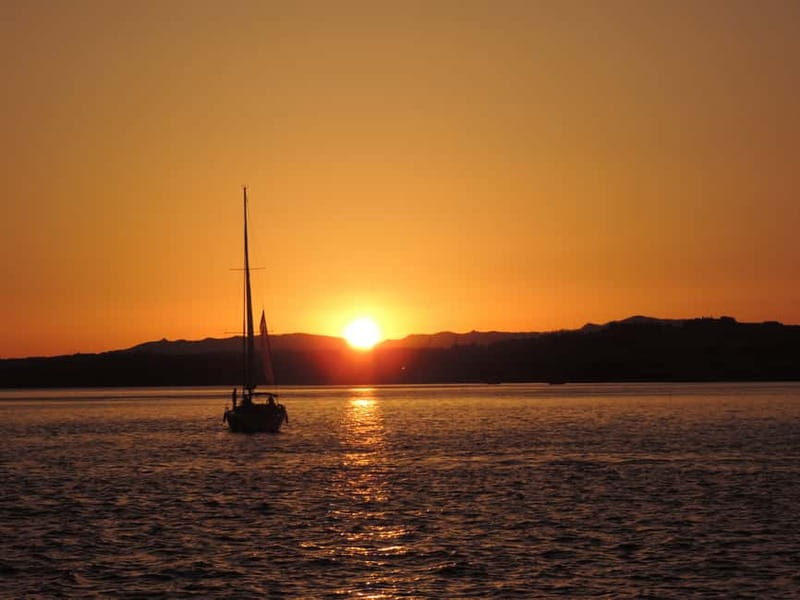 Cascais: Sunset Boat Trip with Welcome Drinks - Key points to know before booking