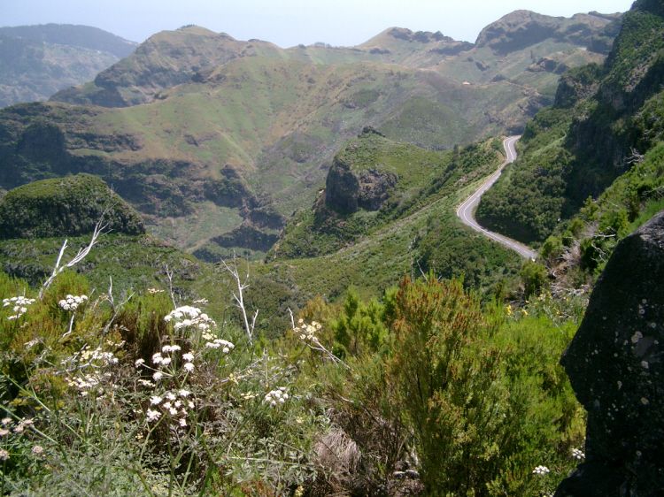Discover Madeira: Full-Day Tour to Porto Moniz - Descending to Porto Moniz and its volcanic pools