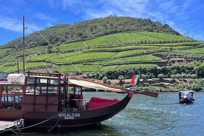 Douro Valley Tour - 3 Wine tastings, Lunch & river Cruise - Casal de Loivos pairs wine with a sweeping view