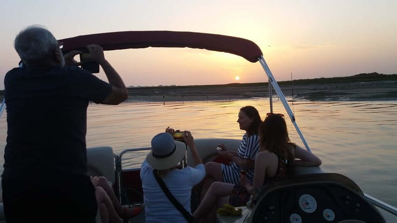 Faro: Sunset 1 hour Ria Formosa Boat Tour - Sunset on the return journey