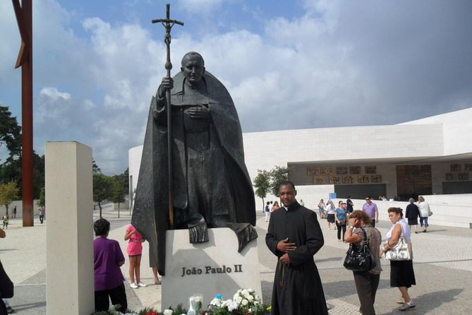 Fátima, Nazaré, and Óbidos: Small Group Tour From Lisbon - Starting in Lisbon with a small group