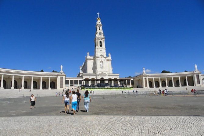 Fátima, Nazaré, and Óbidos: Small Group Tour From Lisbon - Lunch in Nazaré and the value of local advice