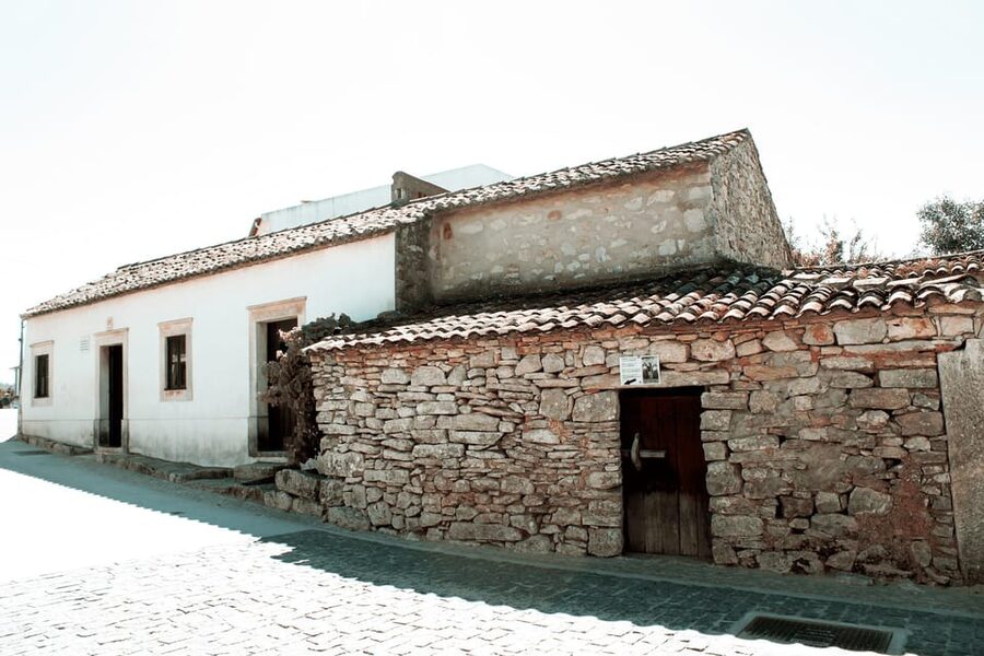 Fátima: Sanctuary and Aljustrel Village, Private Guided Tour - Two basilicas, two very different impressions