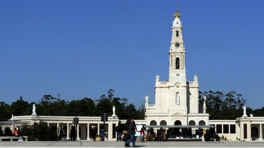 From Lisbon: Fátima, Batalha, Nazaré & Óbidos Full-Day Tour - Who should book this tour?