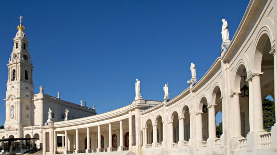 From Lisbon: Fátima, Batalha, Nazaré & Óbidos Full-Day Tour - What the guide adds to the day