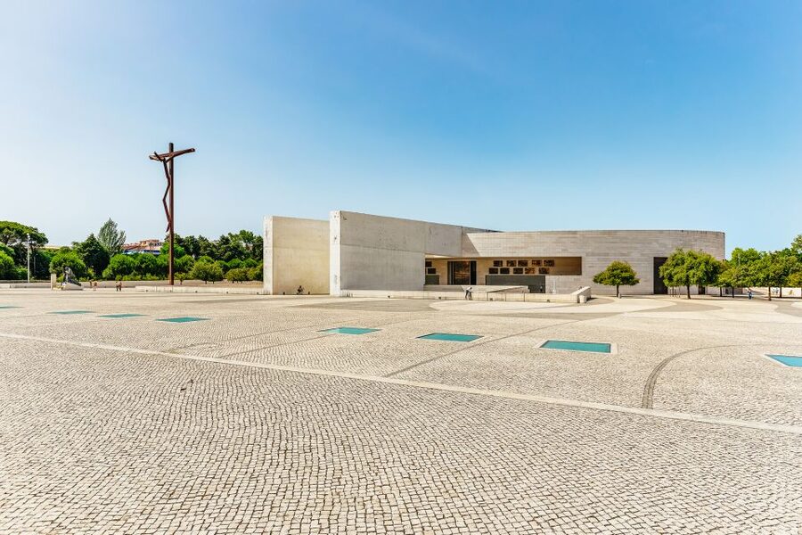 From Lisbon: Fatima Batalha Nazaré & Óbidos Small-Group Tour - What the small van changes