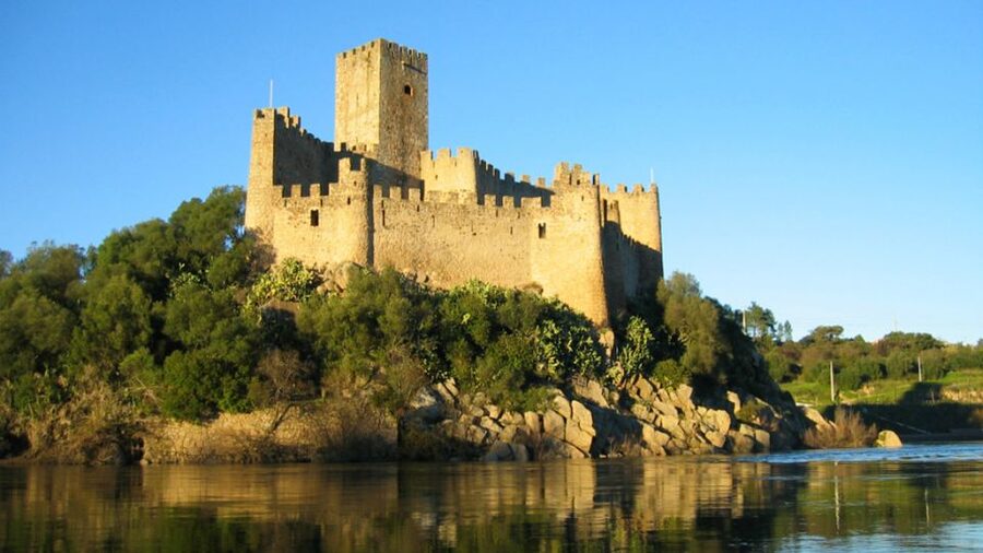 From Lisbon: Tomar, Christ Convent & Almourol Castle Tour - Who should book this experience