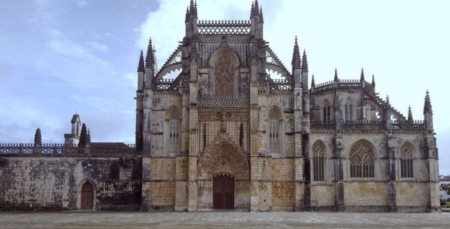 From Lisbon: Tour to Fátima, Batalha, Nazaré and Óbidos - Óbidos and a taste of Ginja