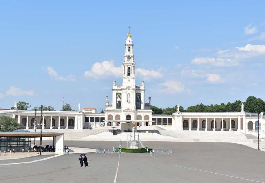 From Porto: Private Transfer to Lisbon w/ up to 4 City Stops - Choosing between Aveiro and Coimbra