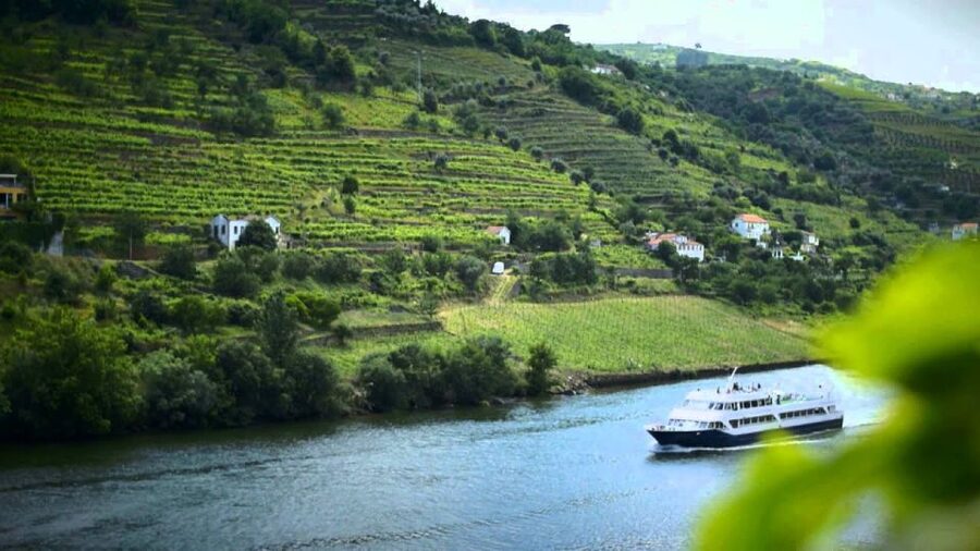 From Porto: Régua to Porto River Cruise with Lunch on Board - Boarding the boat and settling in for lunch