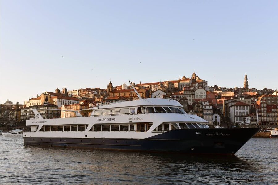 From Porto: Régua to Porto River Cruise with Lunch on Board - Passing through Carrapatelo and Crestuma-Lever dams