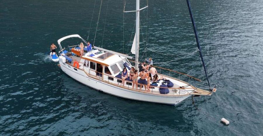 Funchal: Dolphin and Whale Watching Sailing Trip - Sailing west toward Cabo Girão