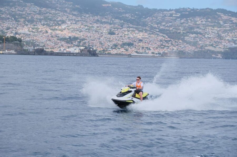 Funchal: Jet Ski Circuit - Learning to steer in the designated circuit