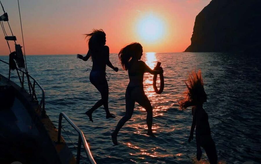 Funchal: Sunset Tour on Traditional Madeiran Boat w/ Drinks - Meeting the boat near central Funchal