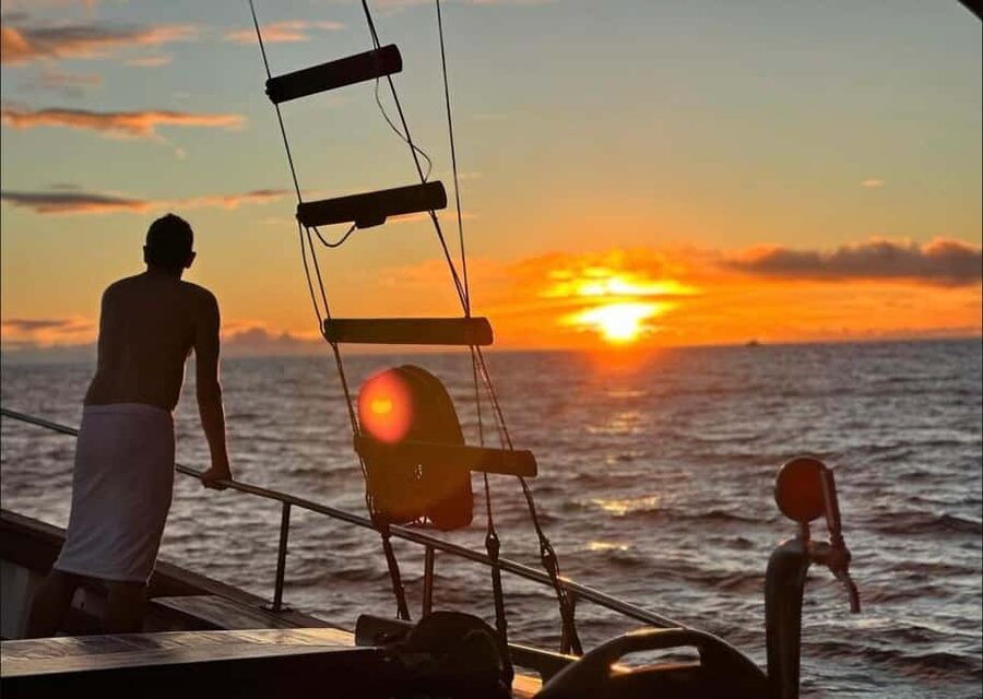 Funchal: Sunset Tour on Traditional Madeiran Boat w/ Drinks - Drinks, music, and the easygoing mood