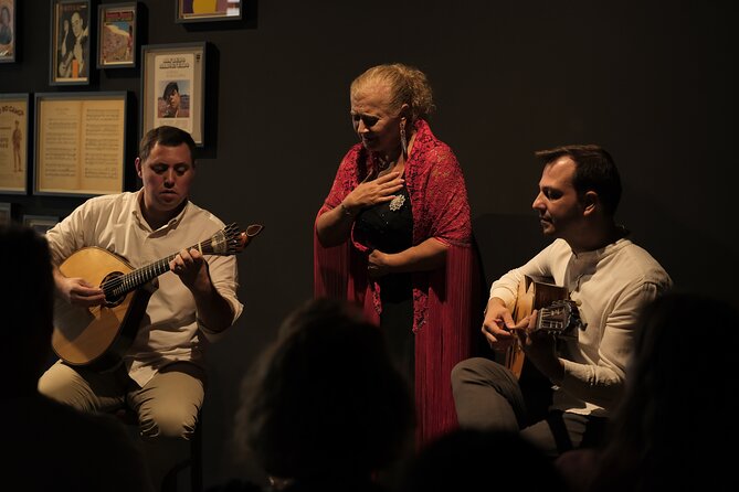 Ideal Clube de Fado - The opening music and the first singer