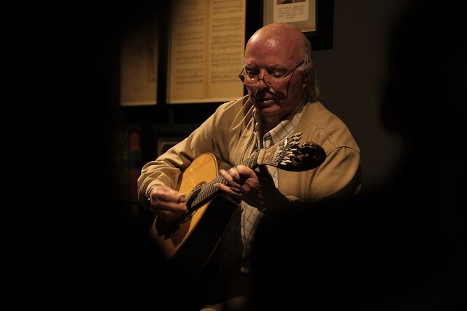 Ideal Clube de Fado - A glass of port and a no-frills format