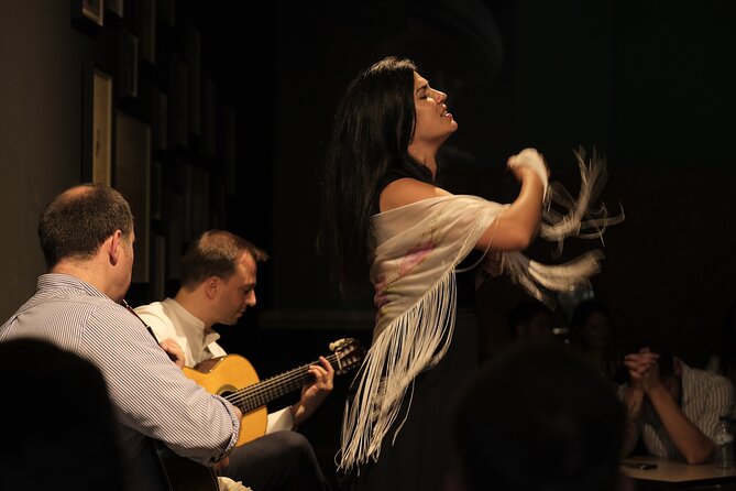 Ideal Clube de Fado - Who will enjoy this show most?