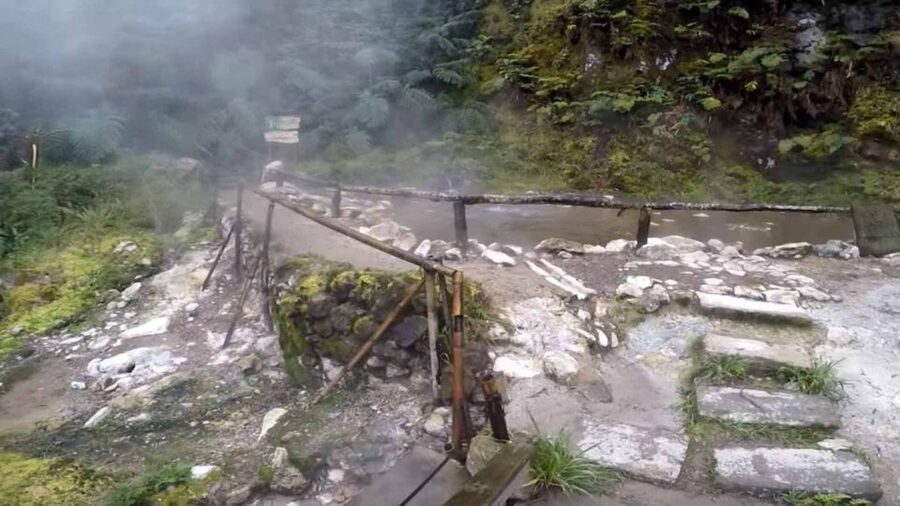 Lagoa do Fogo: Guided Volcano Geo Tour w/ Hotsprings Bathing - Down the mountain to Caldeira Velha
