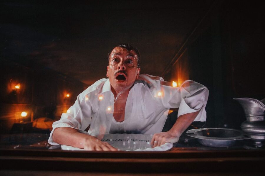 Lisboa - A Morte do Corvo, new immersive theatre, not spoken - Entering the abandoned Military Hospital