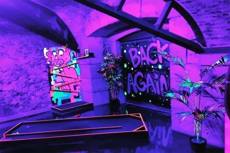Lisbon: 18-Hole Indoor Minigolf Ticket with Bar Area - Starting with 18 holes of indoor competition