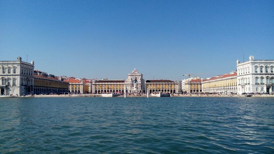 Lisbon: 2-Hour Sailing Yacht Cruise & Guided Tour w/2 drinks - Key points to know before you book