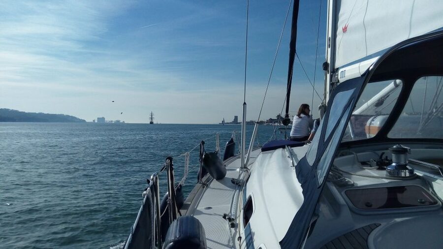 Lisbon: 2-Hour Sailing Yacht Cruise & Guided Tour w/2 drinks - Why the Tagus is the right place to see Lisbon