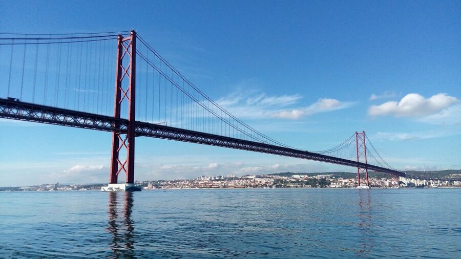 Lisbon: 2-Hour Sailing Yacht Cruise & Guided Tour w/2 drinks - The Vasco de Gama Bridge and the Tagus Estuary