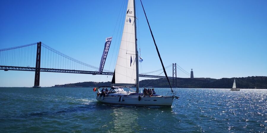 Lisbon: 2-Hour Sailing Yacht Cruise & Guided Tour w/2 drinks - Two drinks and the pace of the ride