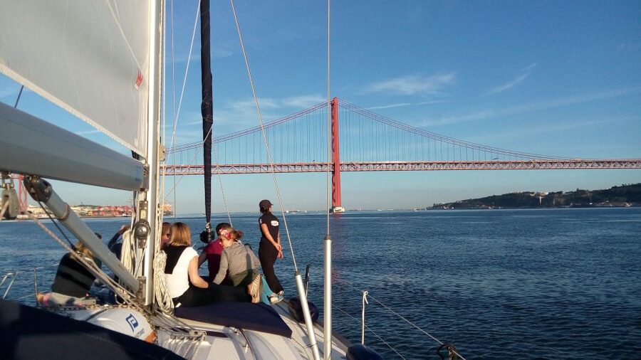 Lisbon: 2-Hour Sailing Yacht Cruise & Guided Tour w/2 drinks - Meeting near the Discoveries Monument