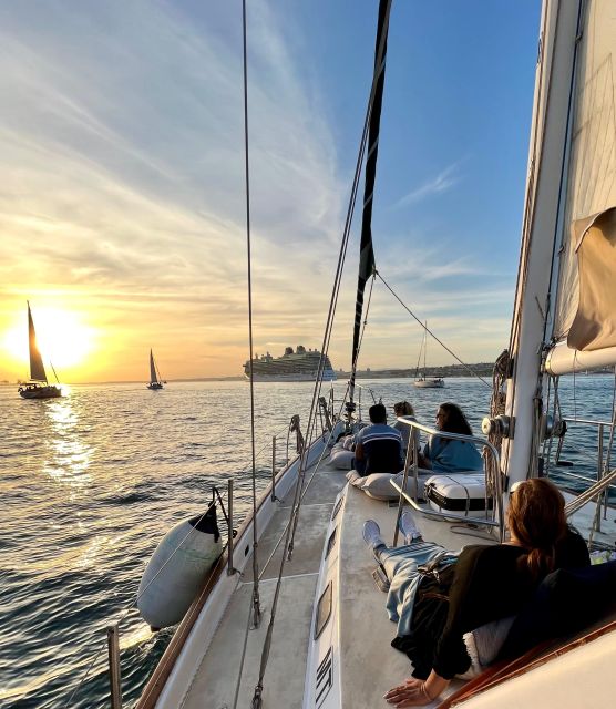 Lisbon: 2H Sunset Boat Cruise Tour with Drinks - Praça do Comércio and the first river views