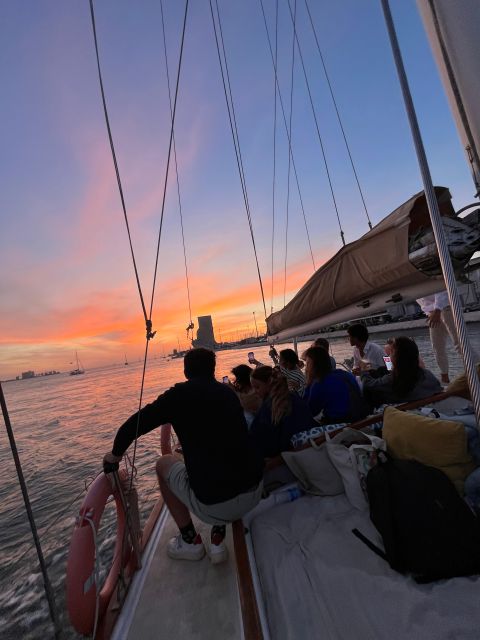 Lisbon: 2H Sunset Boat Cruise Tour with Drinks - Alfama from below the hills