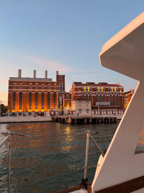 Lisbon: 2H Sunset Boat Cruise Tour with Drinks - Christ the King and the wide Tagus