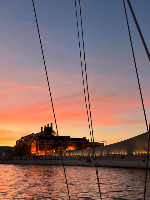 Lisbon: 2H Sunset Boat Cruise Tour with Drinks - Portuguese flavors served on the water