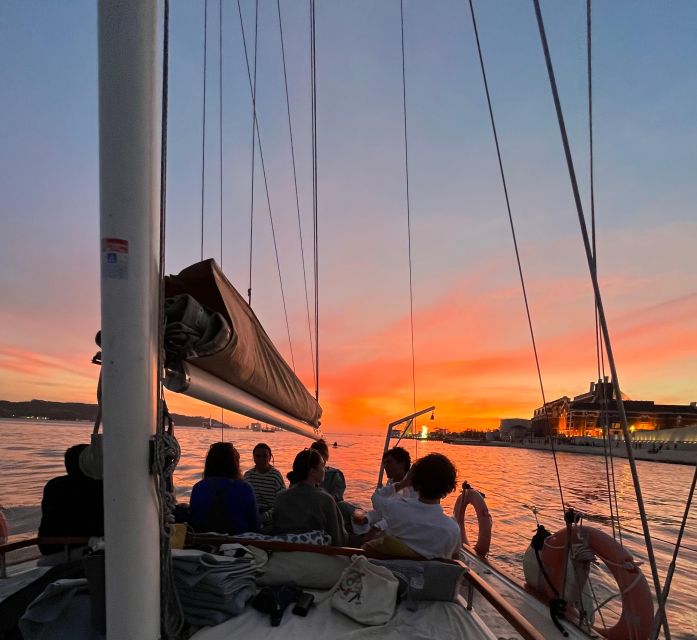 Lisbon: 2H Sunset Boat Cruise Tour with Drinks - Crew, conversation, and the mood aboard