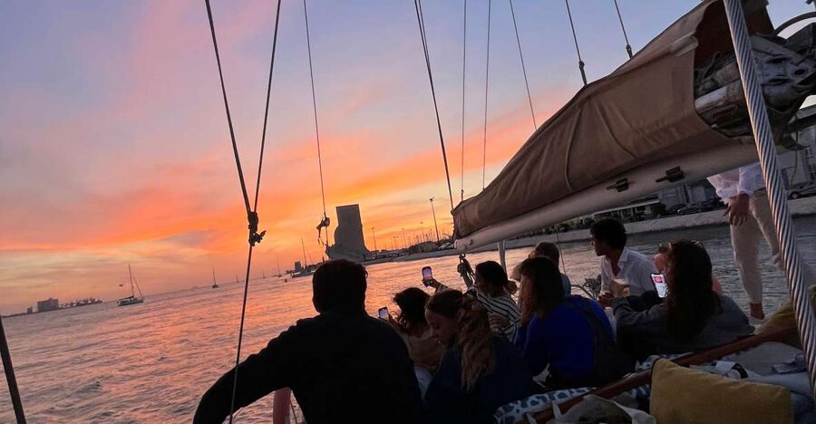 Lisbon: 2H Sunset Boat Cruise Tour with Drinks - Starting at Doca de Alcântara
