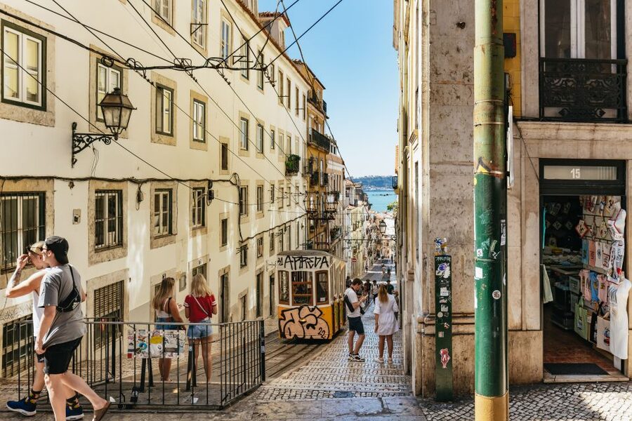 Lisbon: 72/96-Hour Hop-On Hop-Off Bus, Tram & Boat Ticket - Take the Hills Tramcar through Alfama and Graça