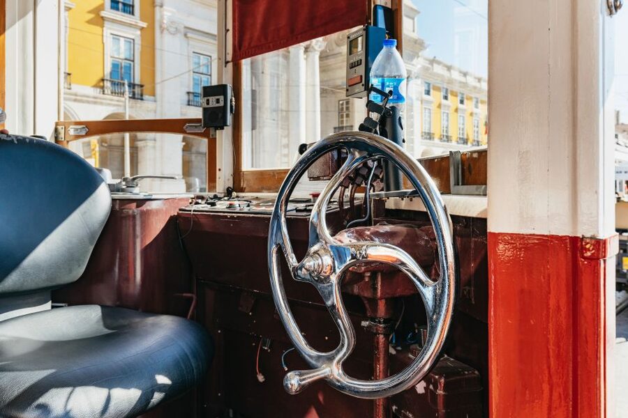 Lisbon: 72/96-Hour Hop-On Hop-Off Bus, Tram & Boat Ticket - Start at Restauradores and learn the route colors